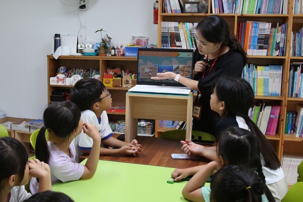 ▲SKC가 지난 13일 전북 고창 지역아동센터에서 ‘마이 그린 플레이스’를 활용한 자원순환 교육을 시행했다. ⓒSKC