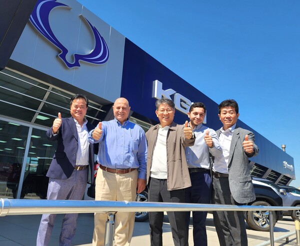 ▲곽재선 KG모빌리티 회장이 글로벌 판매 물량 증대와 현장 경영의 하나로 튀르키예를 방문해 대리점과 간담회를 갖고 판매 상황 점검과 함께 액티언 세일즈에 직접 나섰다. 곽재선 KG모빌리티 회장(왼쪽 세번째), 황기영 대표이사(왼쪽 다섯번째)와 니핫 튀르키예 대리점 사수바로글루 대표(왼쪽 두번째).  ⓒKG모빌리티