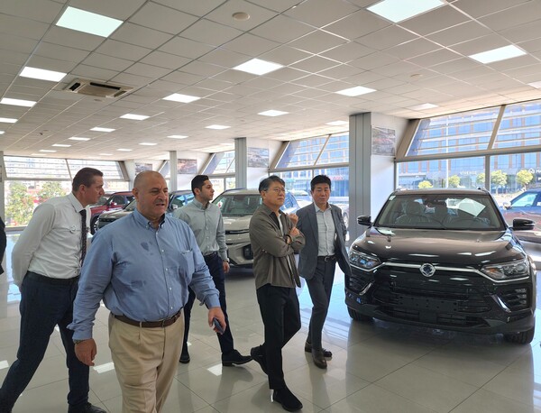 ▲튀르키예 판매 딜러사를 방문한 곽재선 KG모빌리티 회장(오른쪽 두번째), 황기영 대표이사(오른쪽 첫번째)와 니핫 튀르키예 대리점 사수바로글루 대표(오른쪽 네번째). ⓒKG모빌리티