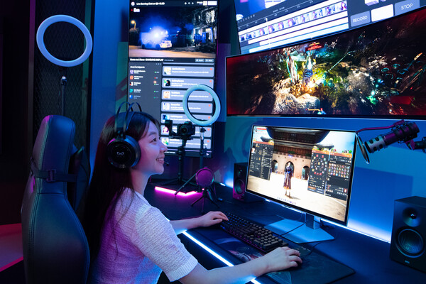 ▲'K-디스플레이 2024' 삼성디스플레이 부스에 전시된 '에픽플레이(Epic Play)'존에서 모델이 QD-OLED 게이밍 모니터를 체험하고 있다. ⓒ삼성디스플레이