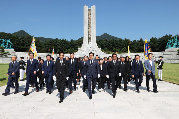 ▲우원식 국회의장은 14일 오전 대전 유성구에 있는 국립대전현충원을 찾아 현충탑과 홍범도 장군 묘역을 참배하고, 홍범도장군기념사업회가 주최하는 광복 79주년 및 홍범도 장군 귀환 3주년 기념식에 참석했다. ⓒ국회
