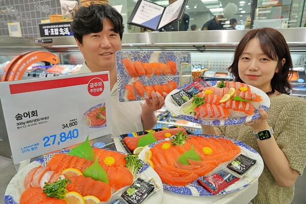 ▲롯데마트 제타플렉스 잠실점 수산매장에서 송어회와 송어초밥을 소개하는 모습. ⓒ롯데쇼핑