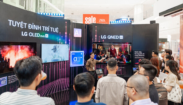 ▲베트남 최대 쇼핑몰 '롯데몰 웨스트레이크 하노이'에서 관람객들이 LG 올레드 TV의 압도적인 화질로 표현하는 미디어아트를 감상하고 있다. ⓒLG전자