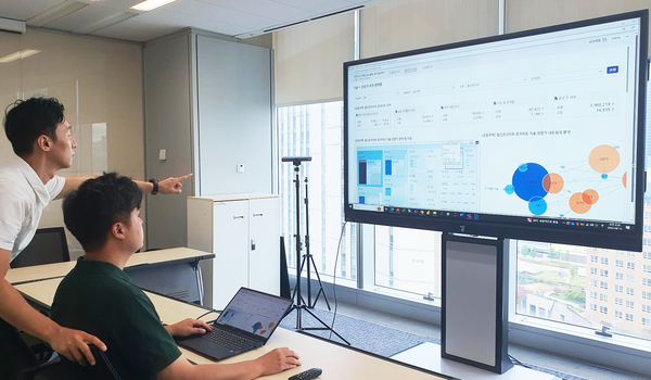 ▲포스코이앤씨 직원이 생성형 AI를 활용한 건설 지식 DB 서비스를 활용하고 있다. ⓒ포스코이앤씨