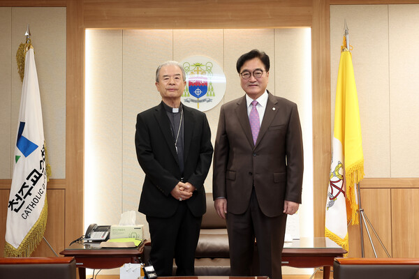 ▲이용훈 한국천주교주교회의 의장주교와 우원식 국회의장(사진 왼쪽부터). ⓒ국회