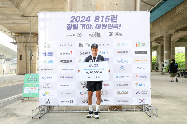▲‘2024 815런’에 참여한 가수 션이 동국제강그룹 후원금 보드를 들고 기념 사진을 촬영하고 있다. ⓒ동국제강그룹