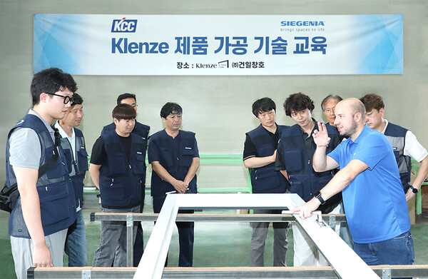 ▲KCC 창호트레이닝 센터에서 독일 지게니아 본사 엔지니어가 클렌체 이맥스클럽 대리점 대상으로 클렌체 하드웨어 조립 교육을 하고 있다. ⓒKCC