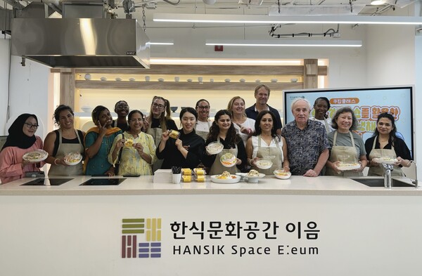 ▲bhc 치킨, 한식진흥원과 외국인 대상 쿠킹 클래스 진행. ⓒbhc