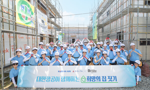 ▲대한항공과 델타항공 임직원 33명은 지난 14일 충청남도 천안시 성거읍 석교리에서 소외된 이웃에게 새로운 보금자리를 마련해주는 ‘희망의 집짓기’ 봉사활동을 펼쳤다. ⓒ대한항공