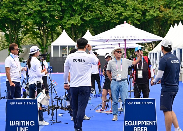 ▲정의선 현대차그룹 회장(오른쪽 세번째)이 지난 1일 파리 앵발리드에 있는 연습장을 찾아 대한민국 양궁 대표 선수단과 코칭스태프를 격려하고 있다. ⓒ현대차그룹