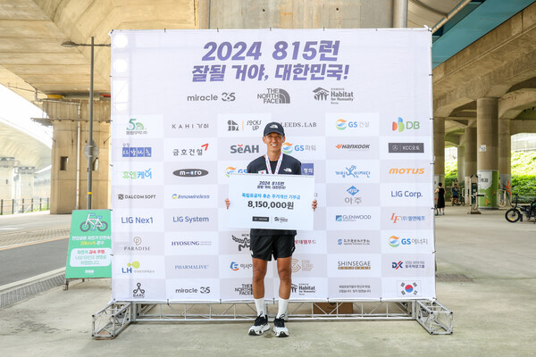 ▲가수 션과 함께하는 ‘2024 815런’ 참여 기부보드. ⓒKCC오토그룹