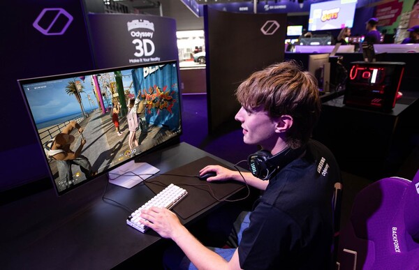 ▲삼성전자 모델이 독일 쾰른에서 열린 '게임스컴 2024'에서 '오디세이 3D'를 소개하고 있다. ⓒ삼성전자