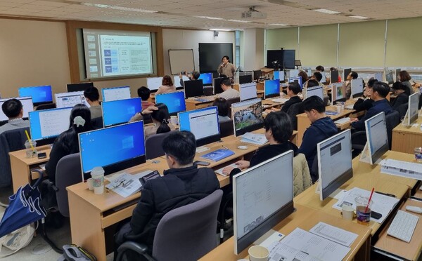 ▲지난 3월 개발원에서 열린 ‘업무능력 향상을 위한 챗GPT 활용법’ 교육에 참여한 지방의회 정책지원관 및 사무처 직원들이 강의를 듣고 있다. ⓒ한국지역정보개발원