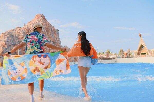 ▲설악 워터피아에서 브레드 이발소 굿즈를 들고 있는 고객. ⓒ한화호텔앤드리조트