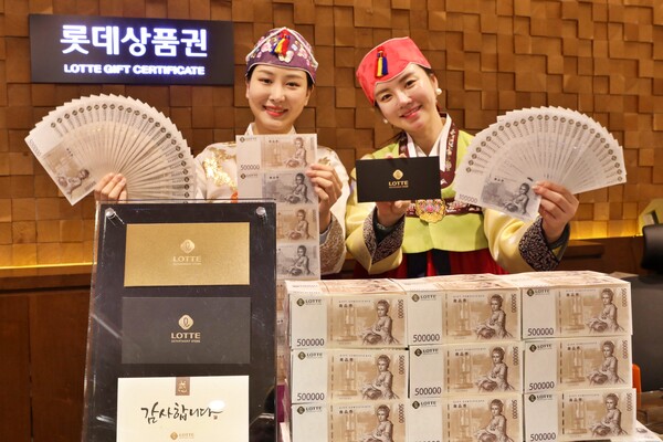 ▲롯데백화점 본점 지하1층 상품권 데스크에서 롯데상품권을 소개하는 모습. ⓒ롯데쇼핑