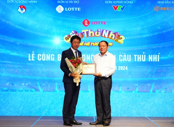 ▲응우옌 번 훙 베트남 문화체육부장관은 롯데의 베트남 유소년 축구 발전 기여에 대한 보답으로 이갑 롯데지주 커뮤니케이션실장(왼쪽)에게 감사패를 전달했다. ⓒ롯데