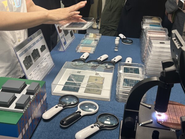 ▲지난 22일 '삼성전기 학습회(SEMinar)'에서 전시된 삼성전기 반도체 기판 모습. ⓒ윤서연 기자