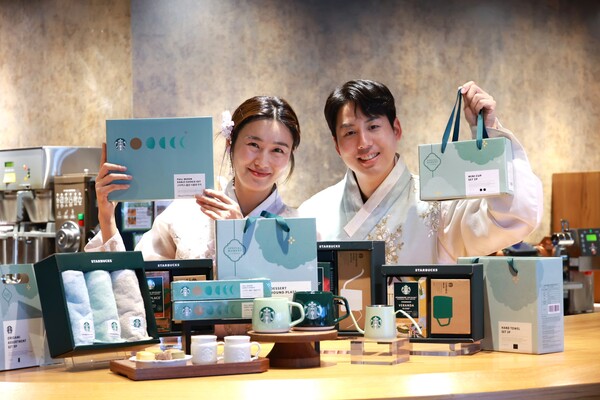 ▲올해 추석 선물세트로 구성된 제품을 소개하는 모습. ⓒ스타벅스 코리아