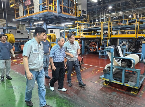 ▲조양래 한국앤컴퍼니그룹 명예회장이 지난 8월 21일 충청남도 금산군 제원면 소재의 한국타이어앤테크놀로지(한국타이어앤) 금산공장을 방문해 생산 라인을 점검하고 최상의 품질 경쟁력 확보 및 유지를 주문했다. ⓒ 한국앤컴퍼니그룹