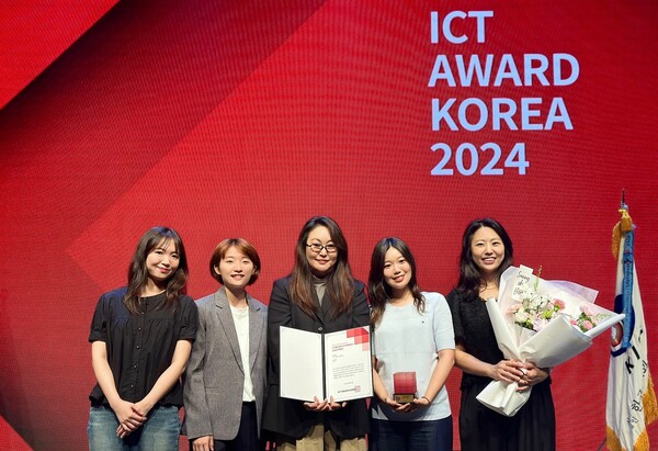 ▲'ICT 어워드 코리아 2024(ICT AWARD KOREA 2024)’에서 (왼쪽부터)윤지혜 LG유플러스 디지털커뮤니케이션팀 선임, 이미소 사원, 이명연 책임, 김윤지 사원, 구수진 팀장이 수상 후 기념촬영을 하고 있다. ⓒLG유플러스