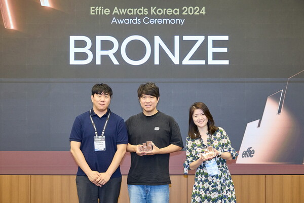▲오비맥주의 크리에이티브 조직 ‘드래프트라인’ 소속의 류원기 Director(사진 가운데), 오지은 BXD. Sr. Manager(사진 오른쪽)가 ‘2024 에피 어워드 코리아’ 시상식에서 기념 촬영했다. ⓒ오비맥주