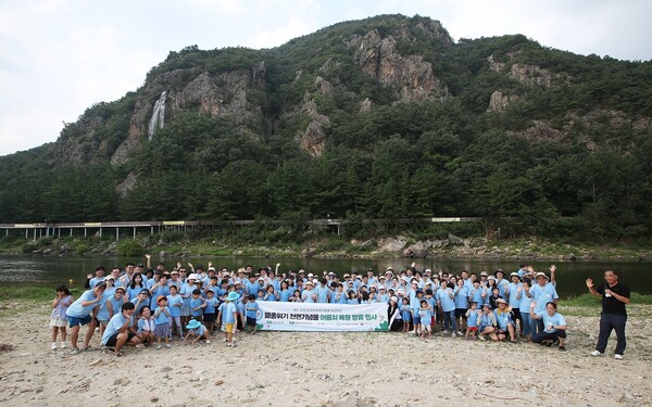 ▲천연기념물 어름치 치어 방류 봉사활동에 참여한 에쓰오일 직원 가족과 한국민물고기보존협회 및 환경재단 관계자들이 기념 촬영을 하고 있다. ⓒS-OIL