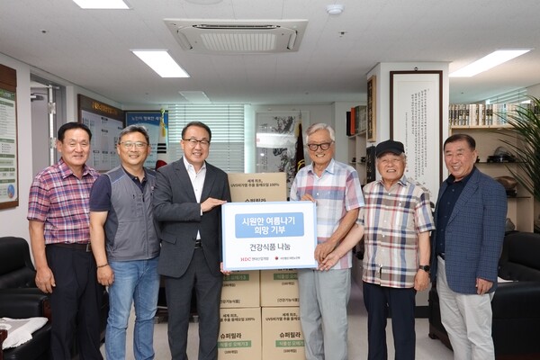 ▲(왼쪽부터)윤원재 대한노인회 천안시지회 사무국장, 강준형 HDC현대산업개발 천안성성5지구 아이파크 건축책임자, 신왕섭 HDC현대산업개발 실장, 윤수호 대한노인회 천안시지회 부회장, 최희태 대한노인회 천안시지회 부회장, 이윤표 금성경로당 회장이 기념사진을 촬영하고 있다. ⓒHDC현대산업개발