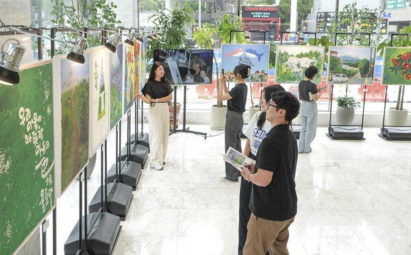 ▲KCC 임직원들이 본사 로비에 있는 미술품 전시를 즐기고 있다. ⓒKCC