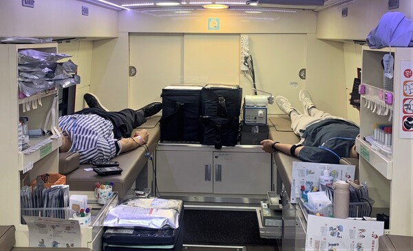 ▲27일 혈액수급난 극복을 위해 개발원에서 열린 ‘사랑의 헌혈행사’에서 개발원 임직원들이 헌혈을 하고 있다. ⓒ한국지역정보개발원