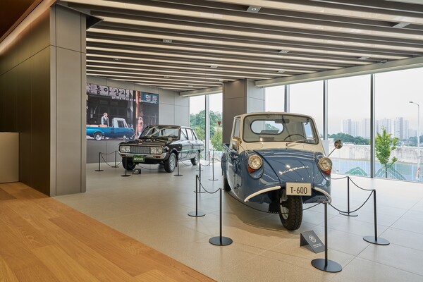 ▲기아 헤리티지 특별 전시를 위해 내부에 전시된 T-600과 브리사 복원 차량. ⓒ기아