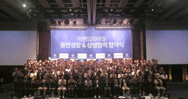 ▲지난 27일 웨스틴 조선 서울 그랜드볼룸에서 열린 이랜드리테일 ‘2024 동반성장 및 상생협력 협약식’에서 윤성대 이랜드그룹 유통부문 총괄대표(맨 앞줄 왼쪽)와 79개 협력사 대표 및 임직원이 단체 기념촬영을 진행했다. ⓒ이랜드