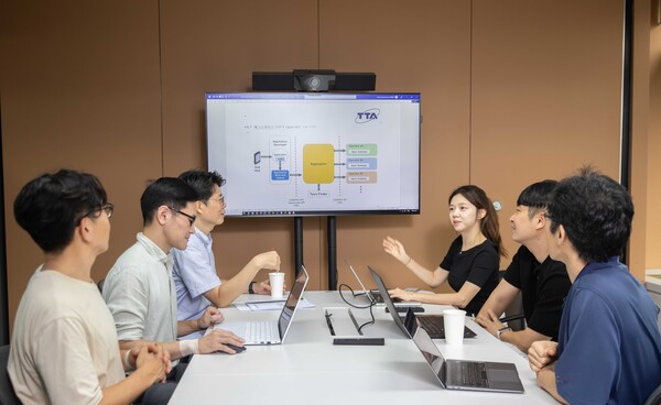 ▲이통 3사 관계자들이 네트워크 오픈 API 표준화를 위해 논의하고 있다. ⓒLG유플러스