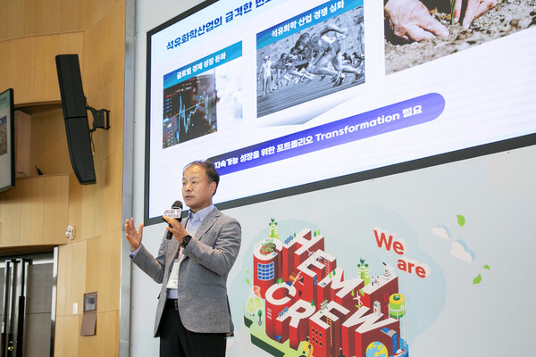 ▲지난 27일 서울 잠실 롯데월드타워에서 열린 R&D 콘퍼런스에 참석한 이훈기 롯데그룹 화학군 총괄대표. ⓒ롯데케미칼