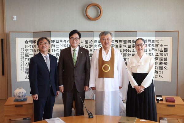 ▲이원정 정책수석비서관, 우원식 의장, 나상호 교정원장, 이명아 교무(사진 왼쪽부터). ⓒ국회