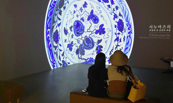 ▲미디어아트 기록 속을 거닐다 작품. ⓒ신세계백화점