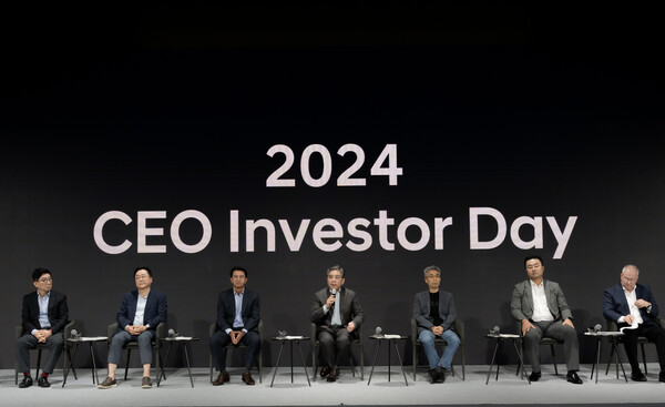 ▲2024 CEO 인베스터 데이에 참석한 (왼쪽부터) 구자용 현대차 IR담당 전무, 이승조 기획재경본부 전무, 호세 무뇨스 글로벌 최고운영책임자 사장, 장재훈 대표이사 사장, 송창현 AVP본부 사장, 김흥수 GSO 부사장, 켄 라미레즈 글로벌상용&수소사업본부 부사장 등이 질의응답을 하고 있다. ⓒ현대자동차