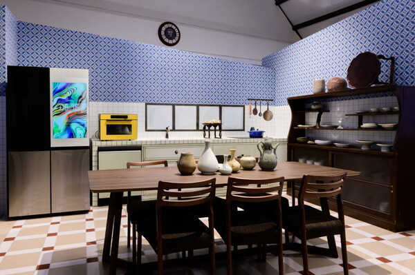 ▲'메종 투 메종 2024: 모르는 한국'에 구현한 삼성전자 스마트홈에 '비스포크 AI 패밀리허브', '비스포크 큐커 오븐', '비스포크 AI 식기세척기', '비스포크 AI 인덕션' 등이 전시돼 있다. ⓒ삼성전자