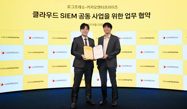 ▲지난 28일 (왼쪽부터)강석종 카카오엔터프라이즈 CPO, 양봉열 로그프레소 대표이사가 클라우드 통합보안관제 공동 사업을 위한 업무협약을 체결하고 기념촬영을 하고 있다. ⓒ카카오엔터프라이즈
