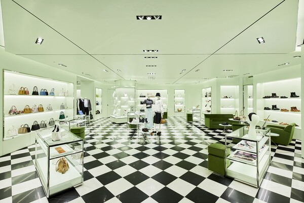 ▲롯데백화점 잠실점 1층 프라다 매장 전경. ⓒ롯데쇼핑