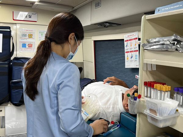 ▲호반그룹 임직원이 ‘사랑의 헌혈 캠페인’에 참여하고 있다. ⓒ호반그룹