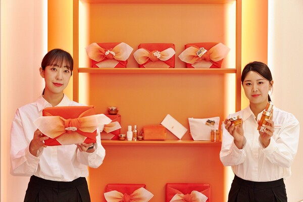 ▲롯데백화점 잠실점 에비뉴엘 지하 1층에 마련된 아모레퍼시픽 설화수 메가 팝업스토어에서 제품을 소개하는 모습. ⓒ롯데쇼핑