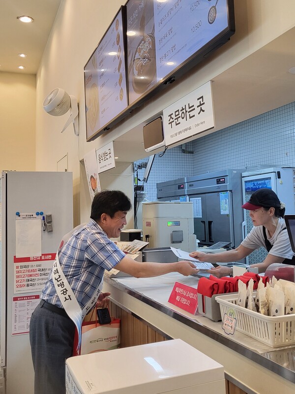 ▲하영민 한국지역난방공사 동탄지사장이 청렴 캠페인에 참여하고 있다. ⓒ한국지역난방공사