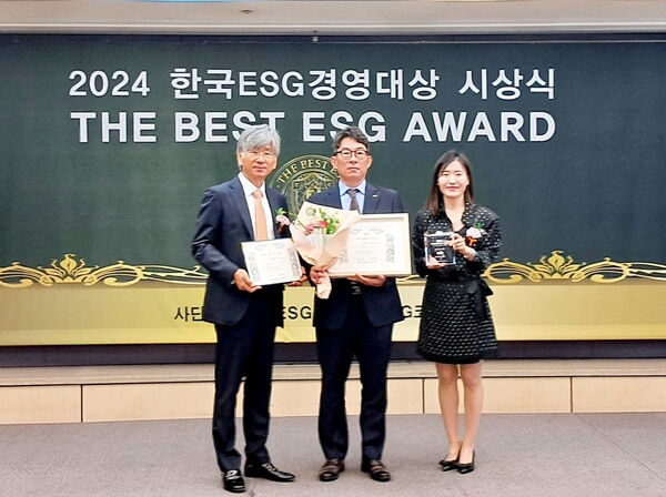 ▲서울 중구 한국언론진흥재단 19층에서 개최된 2024 한국ESG경영대상 'THE BEST ESG’ 시상식에서 (왼쪽부터)윤재은 한국ESG위원회 이사장, 송영환 LH 기획조정실장, 유연정 ESG코리아뉴스 대표가 LH 공공기관 부문 대상 수상 기념 촬영을 하고 있다. ⓒLH