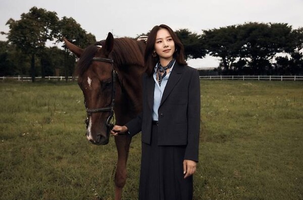 ▲이랜드월드에서 전개하는 여성 패션 브랜드 클라비스(CLOVIS)가 가을 시즌을 맞아 배우 조윤희와 함께한 ‘이즈 인투 디 어텀 클래식(Ease into the Autumn Classic)’ 컬렉션 파트1을 오는 2일 출시한다. ⓒ 이랜드월드