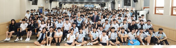 ▲김동철 한국전력공사 사장과 수도전기공업고등학교 학생들. ⓒ한국전력공사