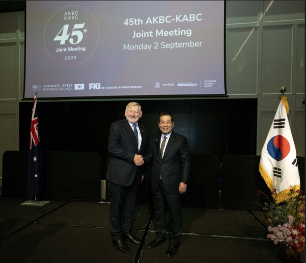▲9월 2일 호주 퍼스에서 열린 ‘제45차 한-호주 경제협력위원회 합동회의’에서 장인화 한-호 경협위(KABC) 위원장(포스코그룹 회장)(오른쪽) 과 마틴 퍼거슨(Martin Ferguson) 호-한 경협위(AKBC) 위원장이 기념촬영을 하고 있다. ⓒ 포스코그룹