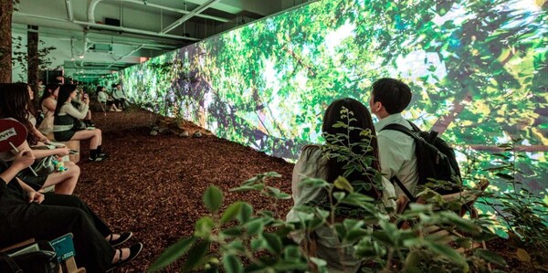 ▲‘세컨포레스트:디지털 치유정원’ 팝업 스토어에 방문한 관람객들이 디지털 기술로 구현된 가상의 숲과 정원을 체험하고 있다. ⓒ두나무