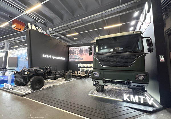 ▲‘MSPO 2024’ 기아관에 전시된 소형전술차 베이샤시(왼쪽)와 중형표준차 캡샤시. ⓒ기아