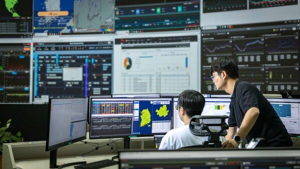 ▲SK텔레콤 직원들이 상황실에서 전국의 데이터 트래픽 전송 상황을 모니터링하고 있다. ⓒSK텔레콤