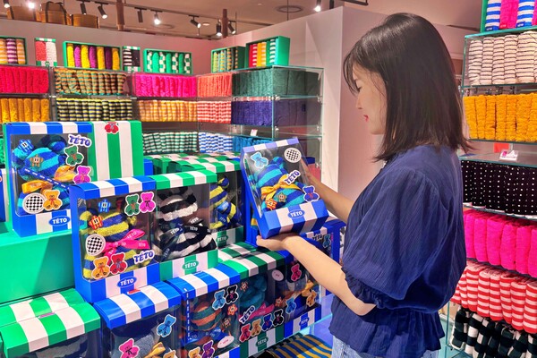 ▲테토 팝업스토어에서 관련 상품을 살펴보는 모습. ⓒ롯데쇼핑